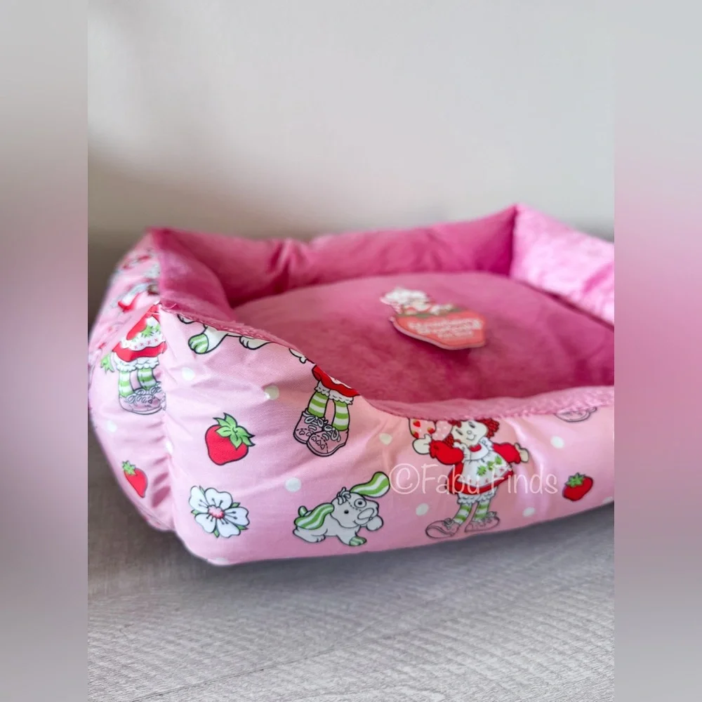 Strawberry shortcake small pet bed 20in x 16in